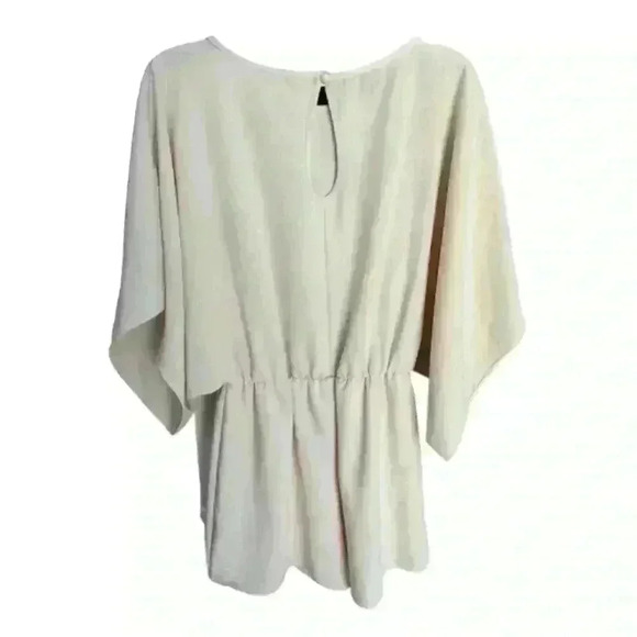 Light Cream Romper Size Medium NWOT - Picture 2 of 5